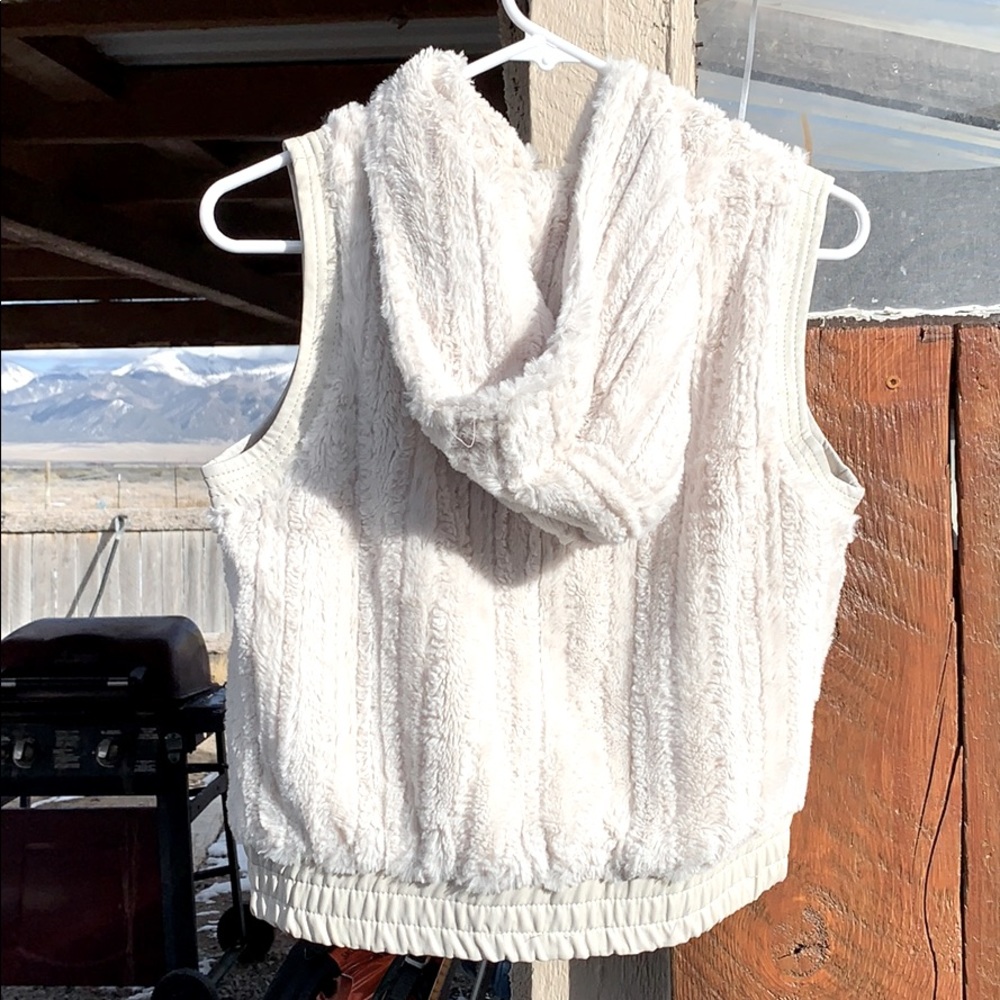 🐻‍❄️ White Vest 🐻‍❄️ - Picture 2 of 4